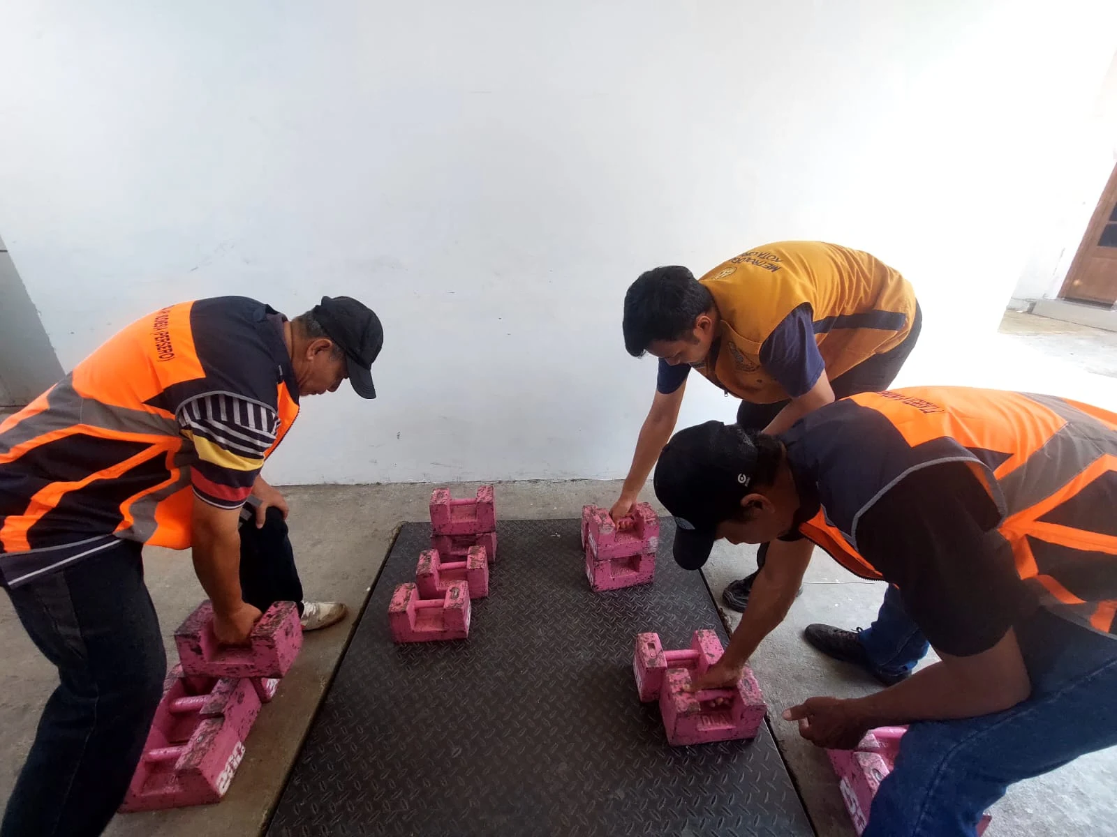 Bidang Kemetrologian DKUKMPP Laksanakan Tera Ulang Timbangan Elektronik Milik KAI Daop 3 Cirebon di Stasiun Prujakan dan Kejaksan
