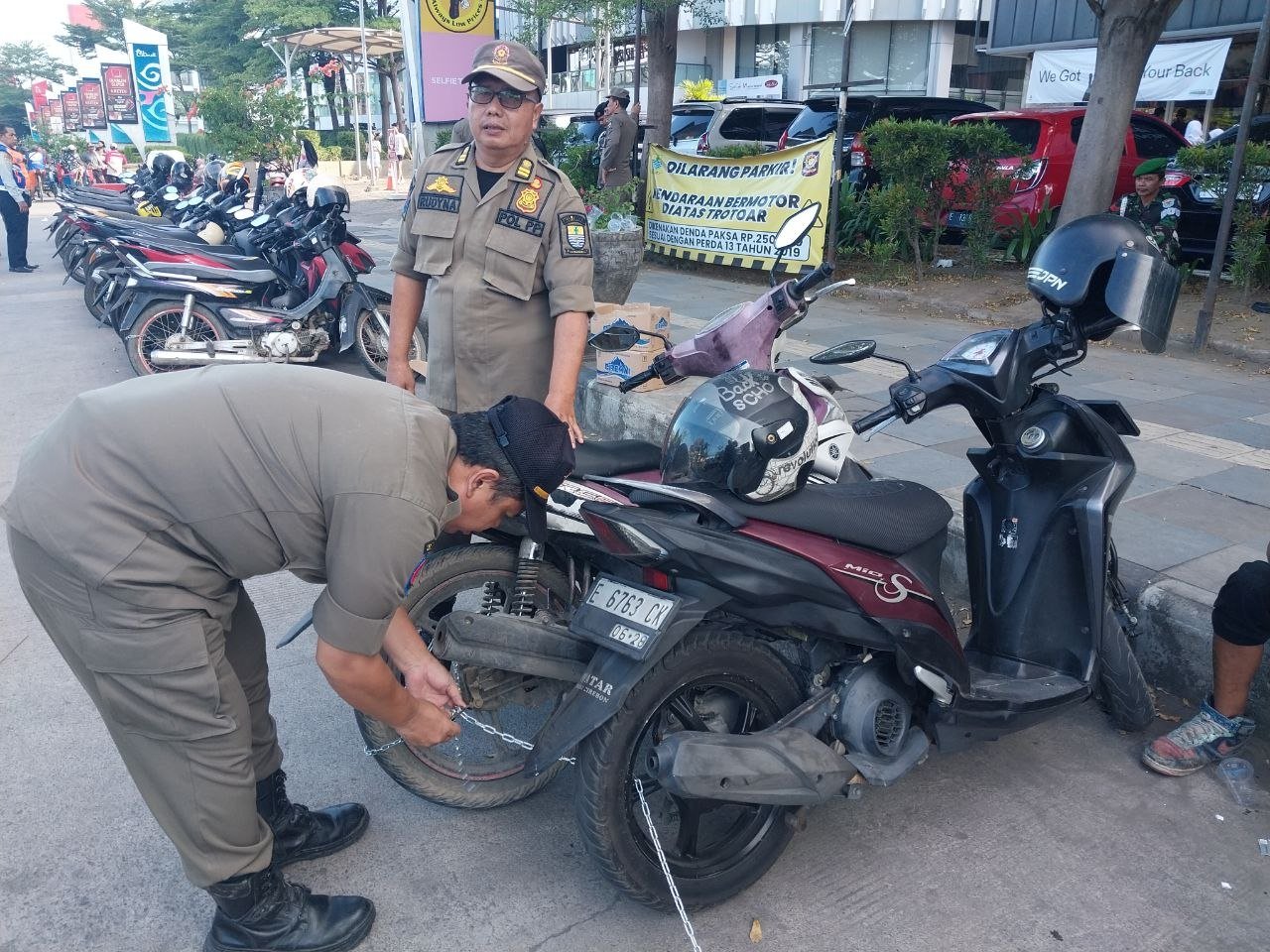 Satpol PP dan Dishub Tertibkan Parkir Liar di Depan CSB Mall Cirebon, 40 Motor dan 5 Jukir Diamankan